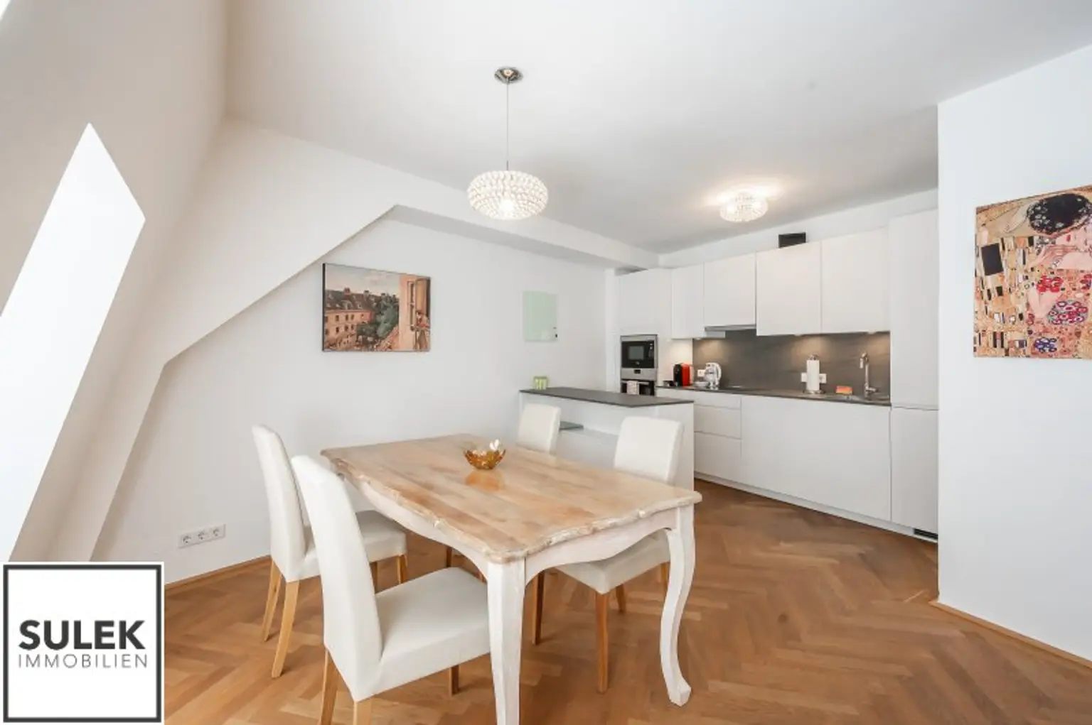 voll möblierte 2 Zimmer DG-Wohnung in Bestlage // Nähe Graben - Stephansdom