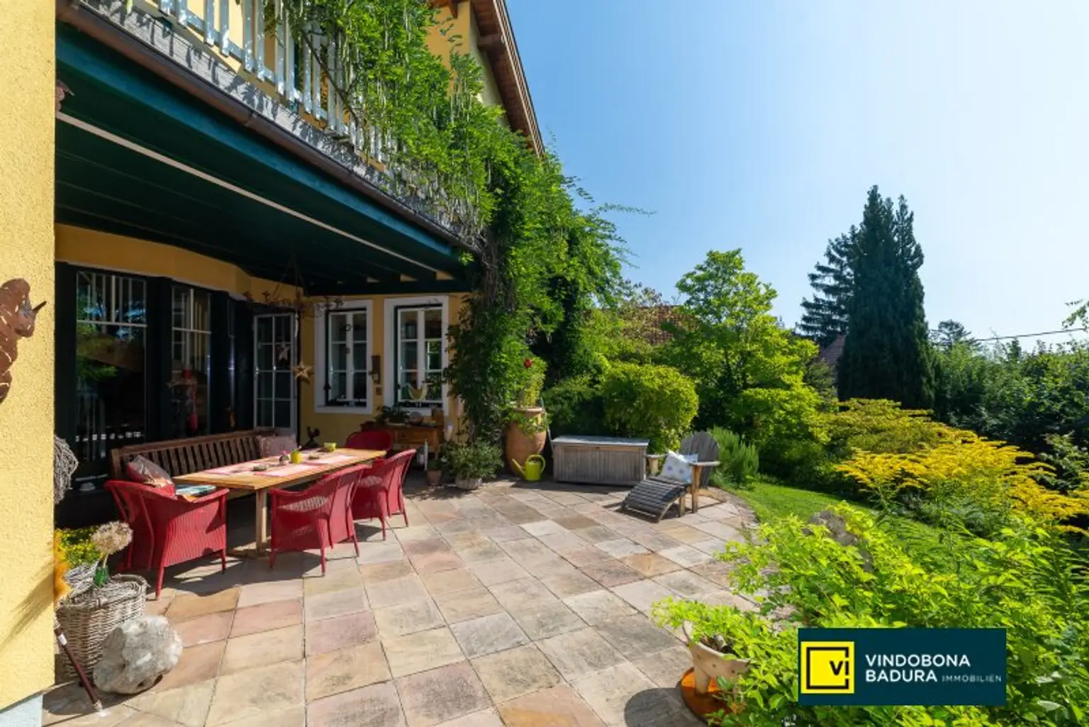 Stadt trifft Land: Exklusive Villa mit Gartenidylle und Schwimmbiotop in Ruhelage.