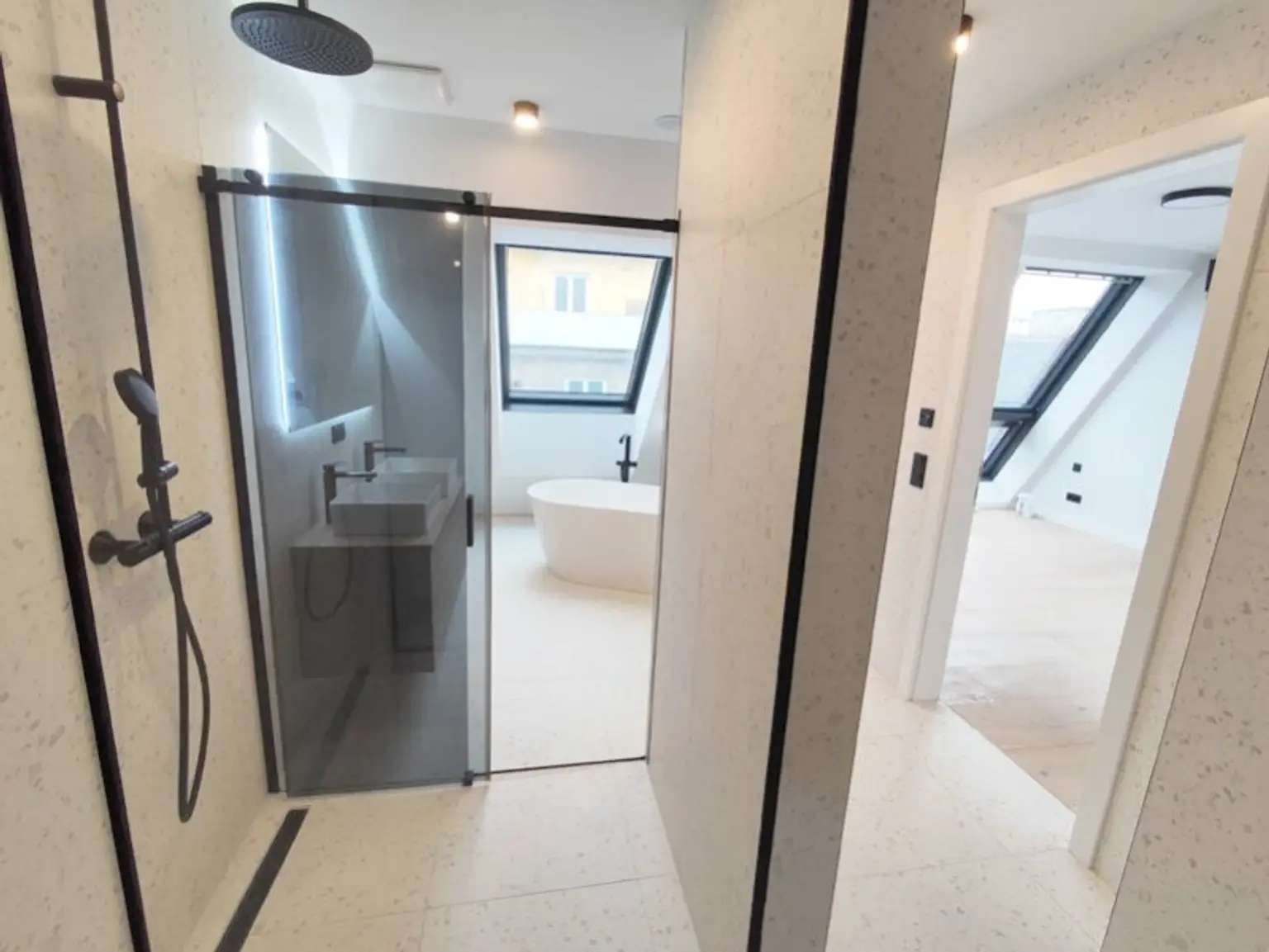 Krongasse! Erstbezug Penthouse mit 3 Terrassen und privatem Liftzugang auf frisch saniertem Altbau! Top17