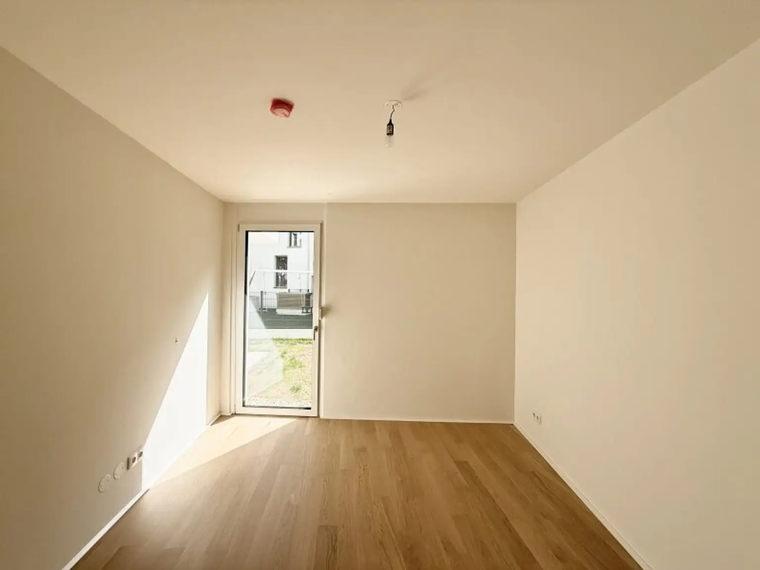 Wunderbare 2-Zimmer Gartenwohnung in ruhiger Lage zum genießen! Eigengrund und provisionsfrei ab sofort