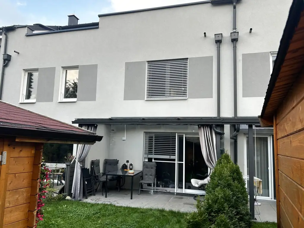 Moderne Reihenhausvilla mit Studio im DG und XXL-Dachterrasse, Carport und KFZ-Abstellplatz in Zentrumsnähe von Vöcklabruck