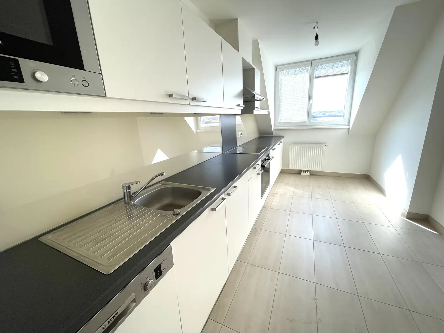 Modernes Wohnen nahe Naschmarkt: Klimatisierte Dachgeschoßwohnung mit Balkon und Terrasse