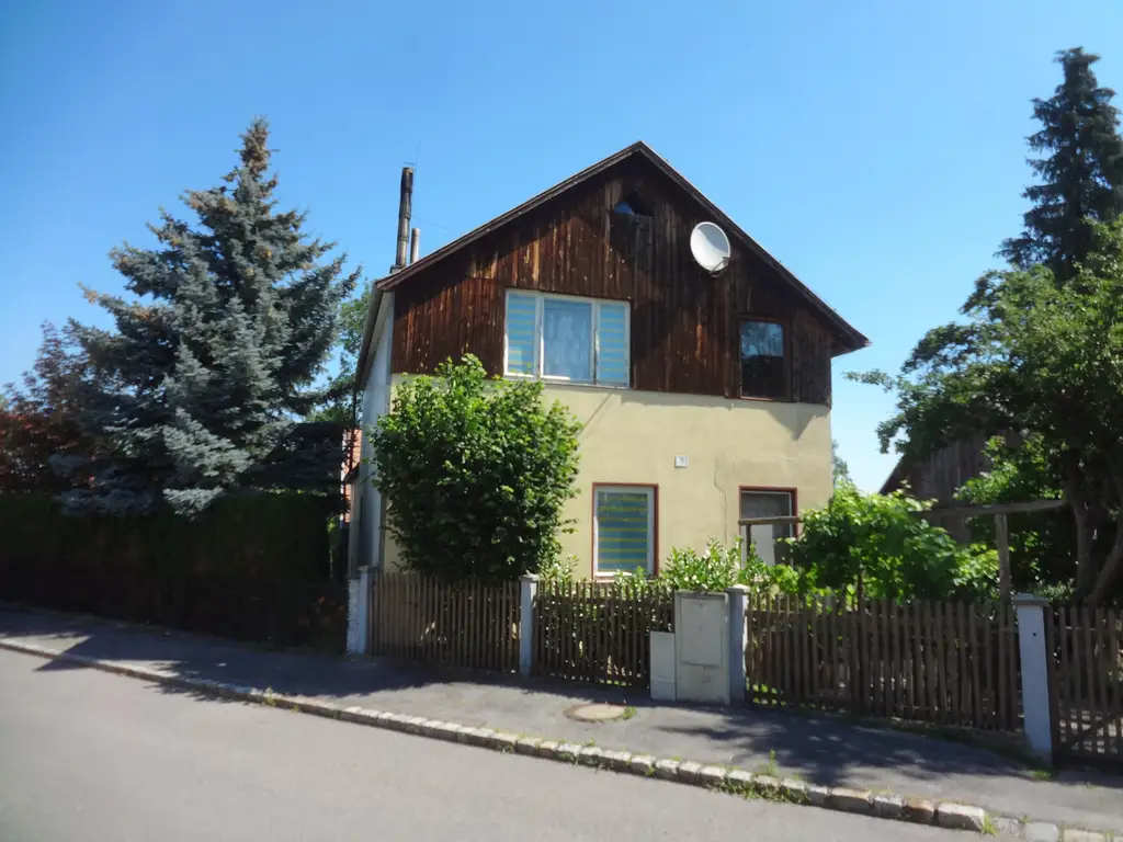 ÄLTERES HAUS - GROSSER GARTEN - SCHEUNE - SCHUPPEN - RUHELAGE