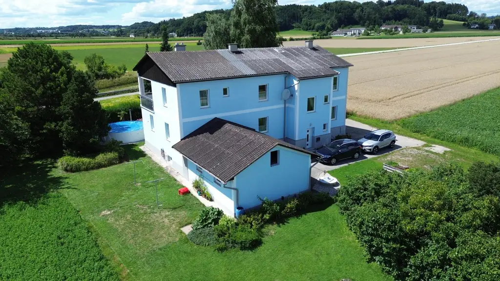 Zweifamilienhaus in ländlicher Alleinlage mit landw. Grundfläche