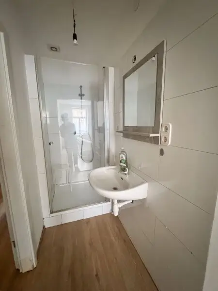 Renovierungsbedürftige Zwei-Zimmer-Wohnung im Erdgeschoss mit Garten, Nähe U3 Hütteldorfer Straße!