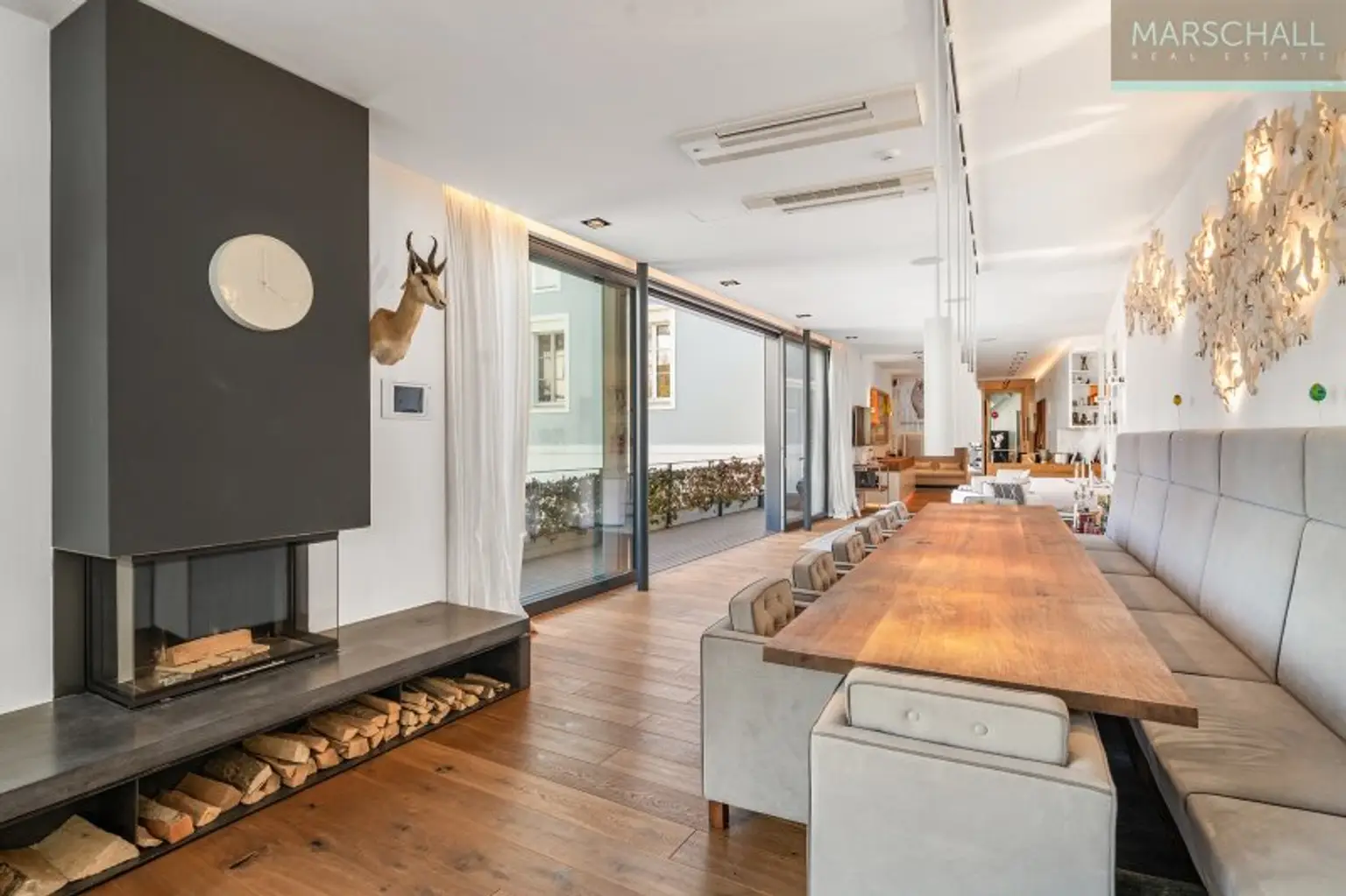 Eleganter Speisesalon mit offenem Kamin und vorgelagertem Balkon