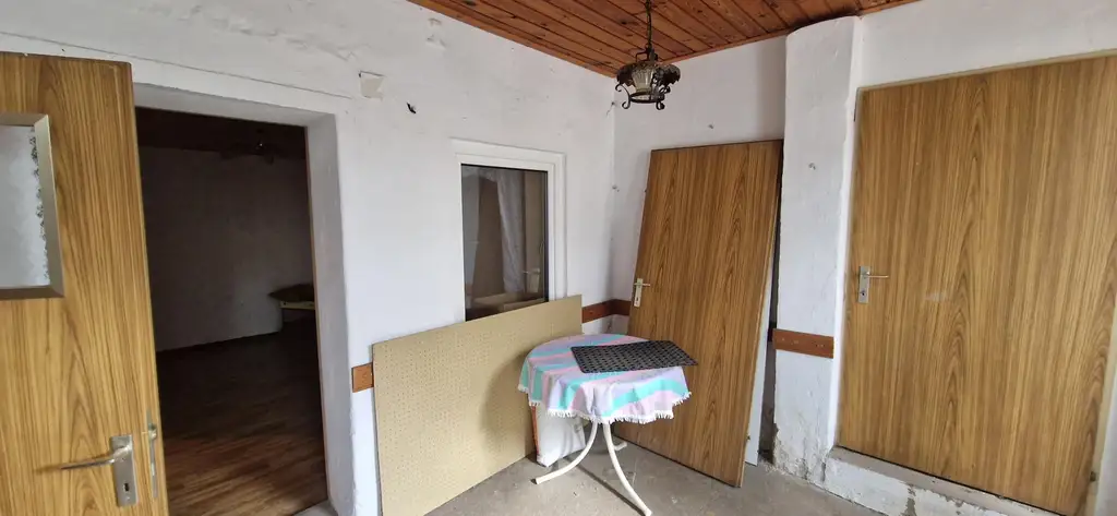 Kleines, sanierungsbedürftiges Haus in ruhiger Lage mit vielseitig nutzbarem Nebengebäude