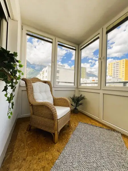 WOHNEN MIT AUSBLICK: Wunderschöne 3-Zimmerwohnung mit 2 verglasten Balkonen nahe Stadtgrenze von INNSBRUCK!