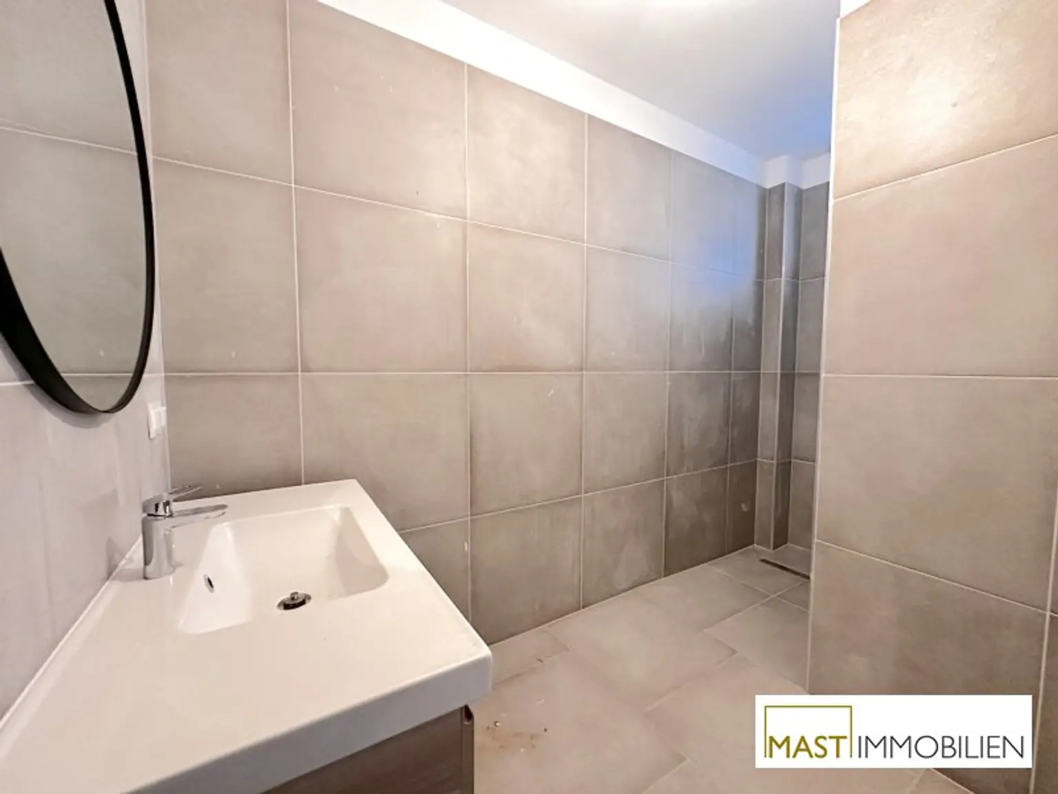 Ab sofort! Lichtdurchflutete 2-Zimmer-Neubauwohnung mit 8m² Terrasse