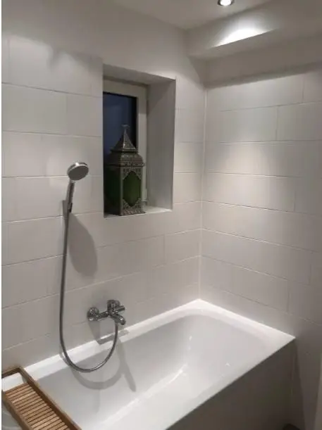 Badewanne und Fenster