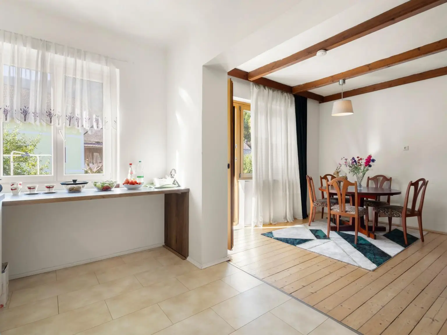 Blick von der Küche zum Esszimmer
