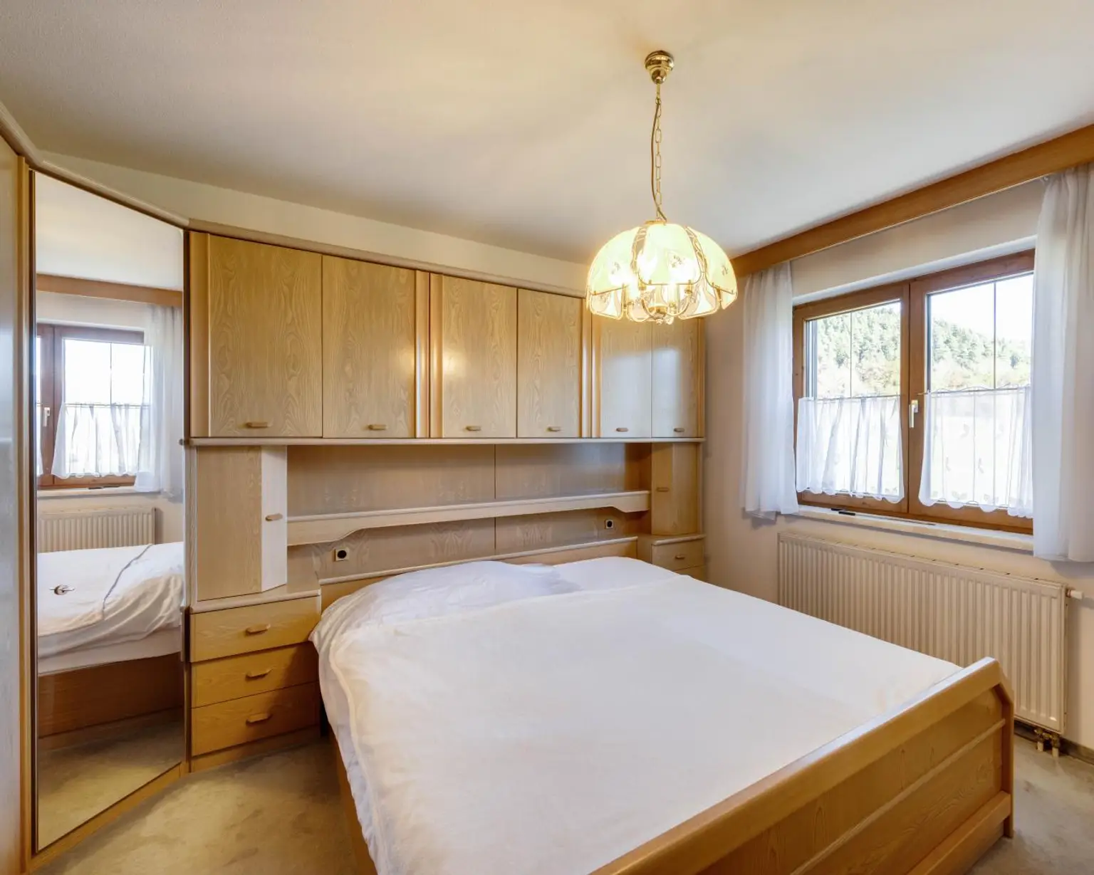 Attraktive Doppelhaushälfte mit sonnigem Wintergarten in ruhiger Lage