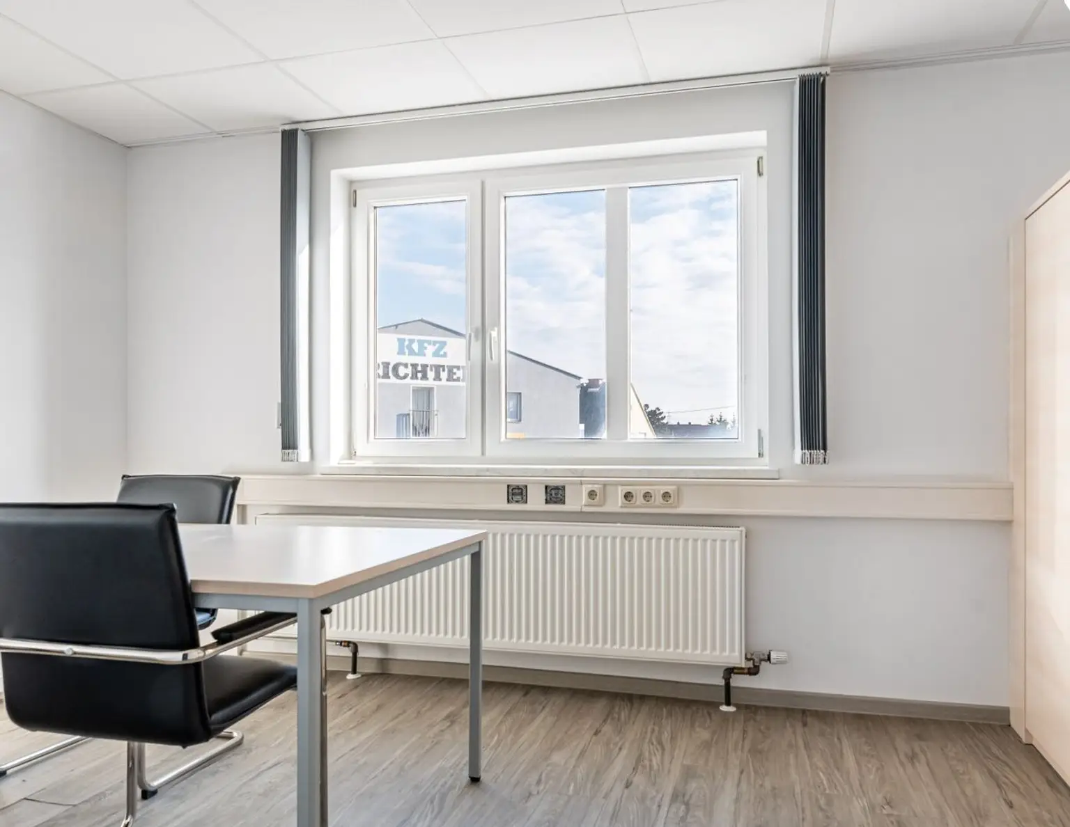 TRAUN: GROSSZÜGIGE BÜROFLÄCHE MIT PARKPLÄTZEN, KLIMAANLAGE UND LAGER ZU MIETEN