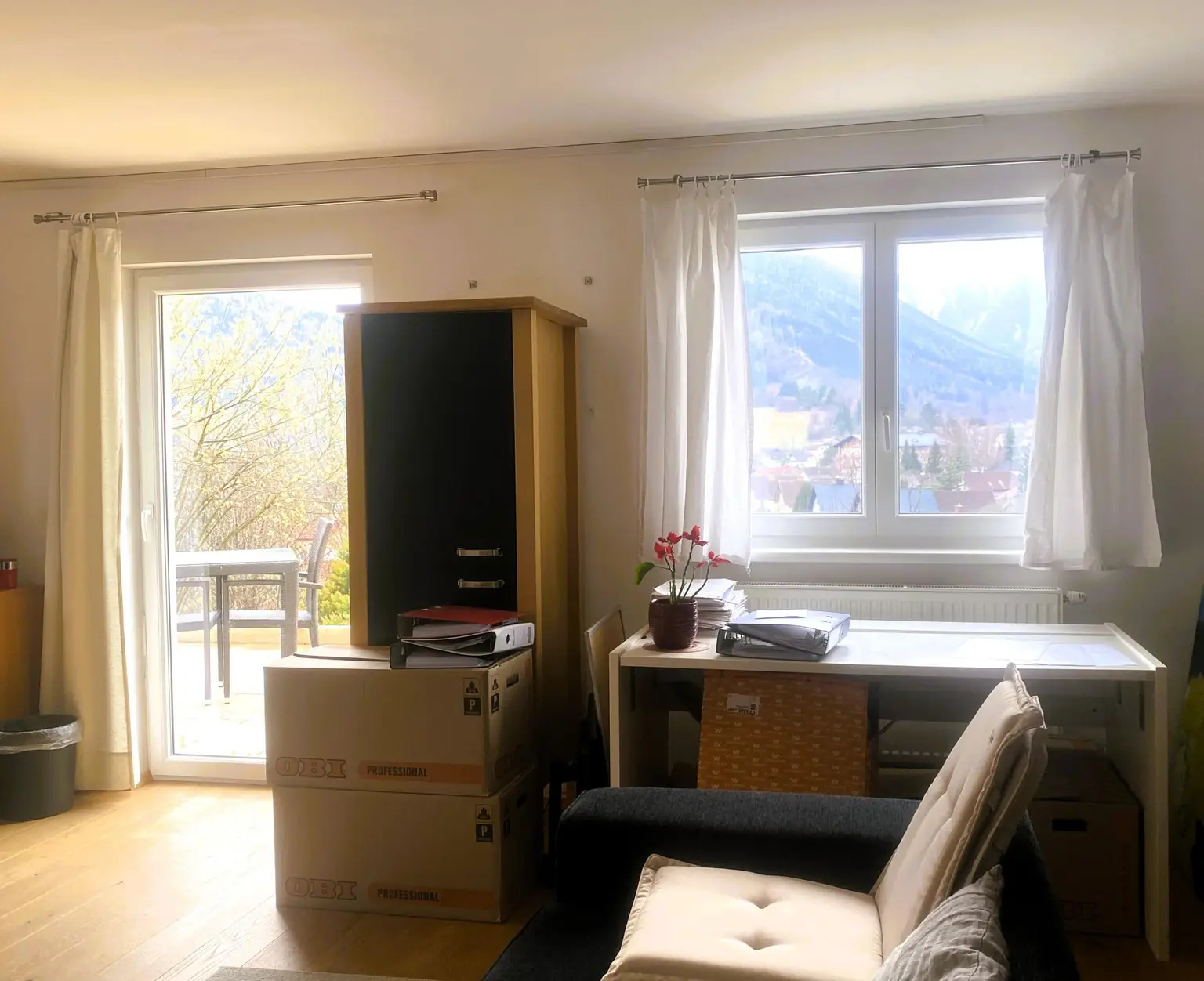 Einfamilienhaus und Gästehaus auf großem Grundstück, Pool und Schneebergblick!