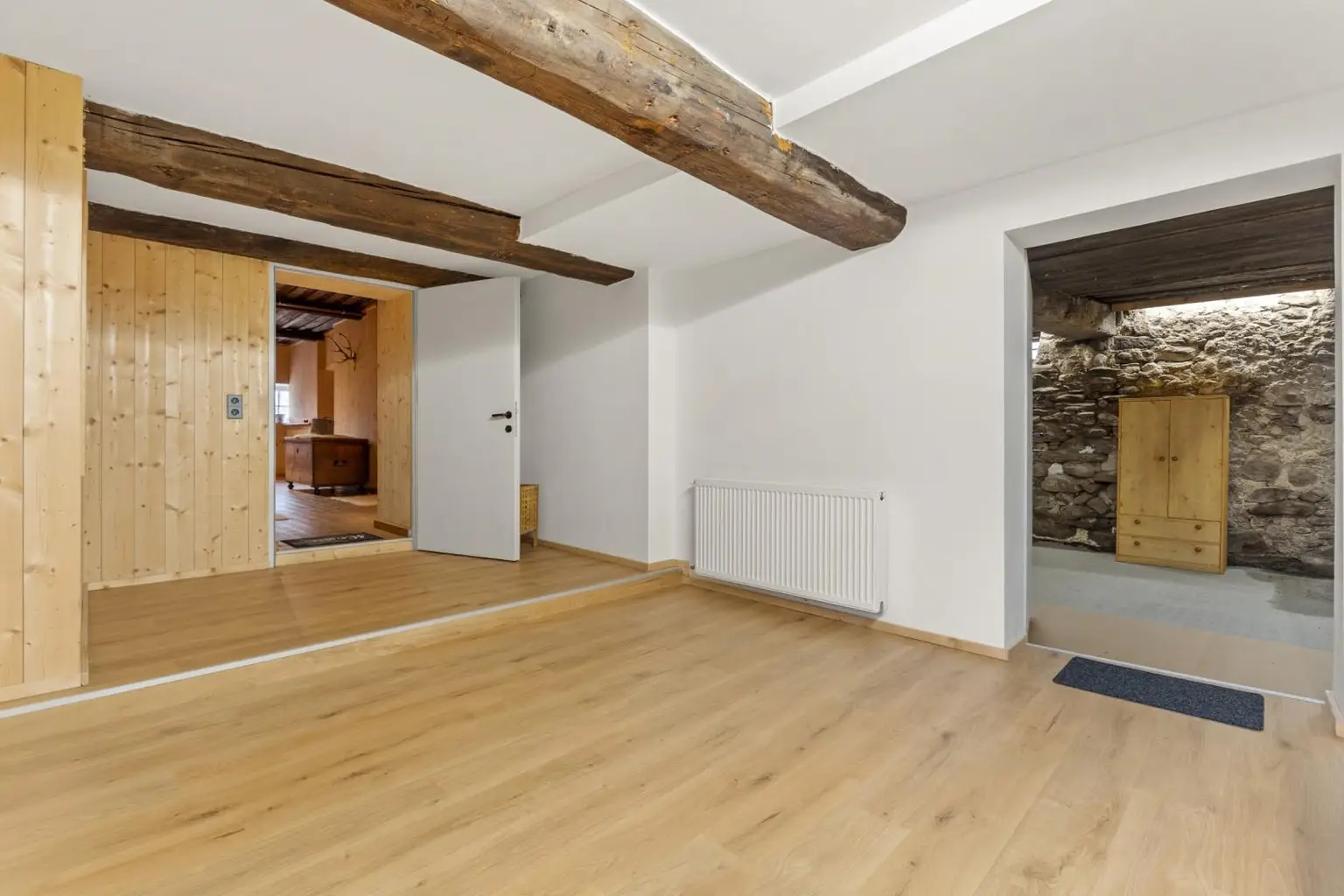 Zimmer mit Zugang zum Vorraum