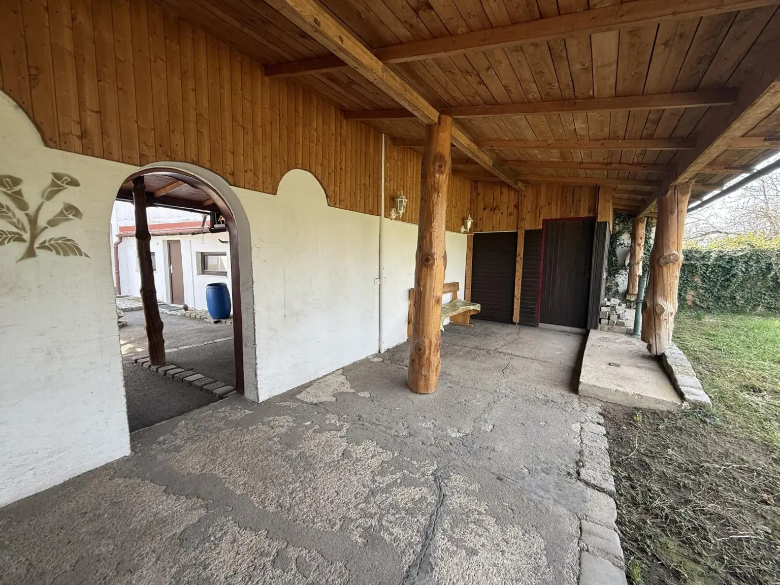 überdachte Terrasse Gartenseite