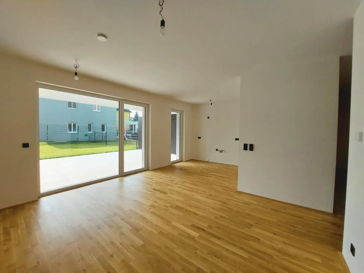 WZ mit Blick in Garten und Küche