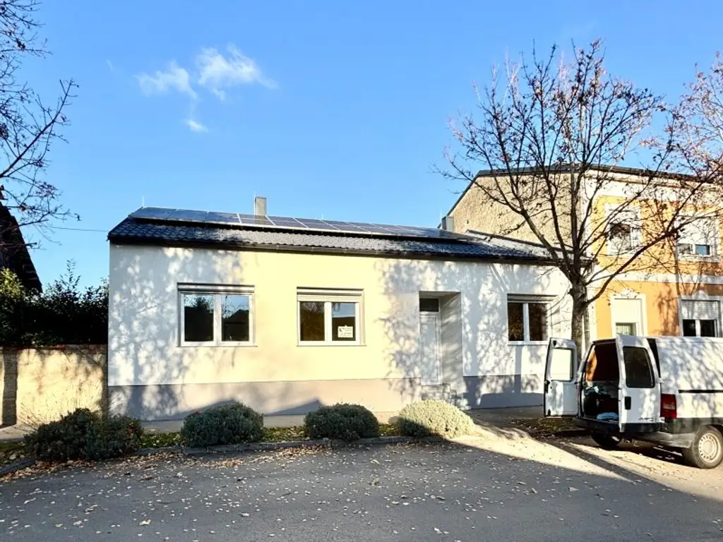 Renoviertes Einfamilienhaus in Halbturn – Ruhelage