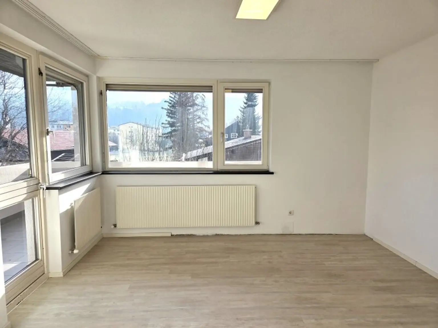 Wohnraum mit Zugang zum Balkon