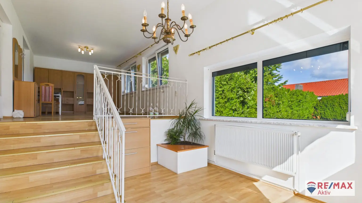 Großzügiges Ein- bzw. Zweifamilienhaus mit großem Garten und Garage