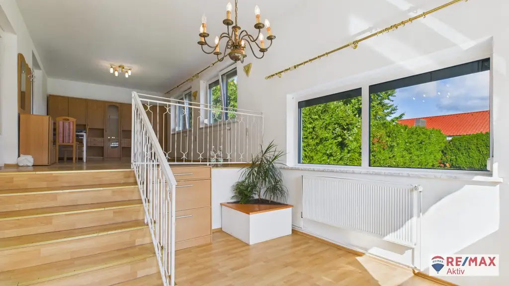 Großzügiges Ein- bzw. Zweifamilienhaus mit großem Garten und Garage