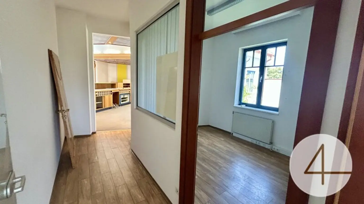 Ehemalige Raiffeisenbank in Strasshof Großzügiges Büro/Praxis – Top Angebot!