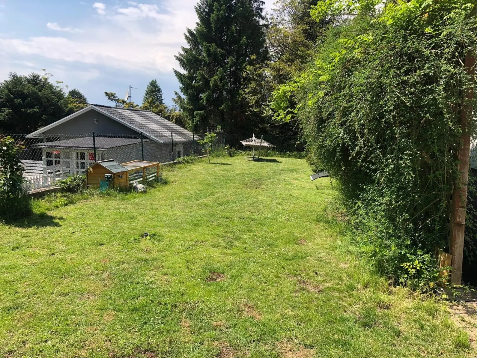 "Solides Haus mit Garten und Pool"