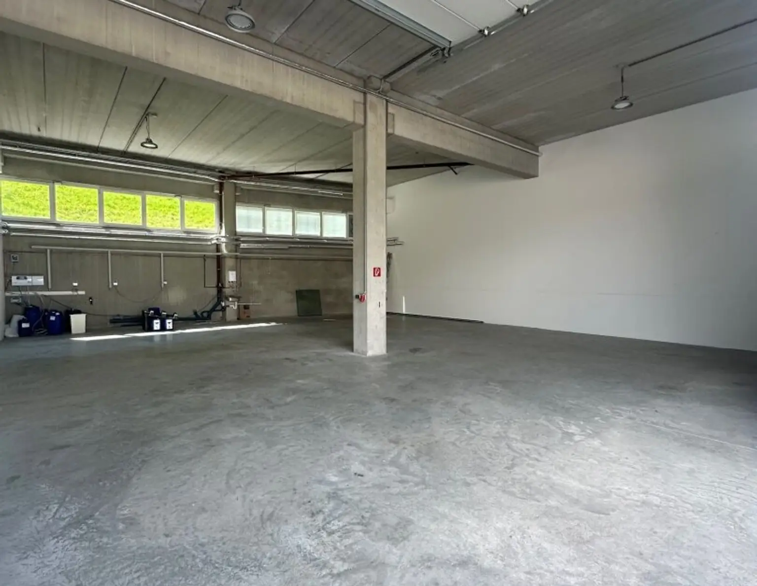 202 m2 beheizbare Halle mit Rolltor | Hallein