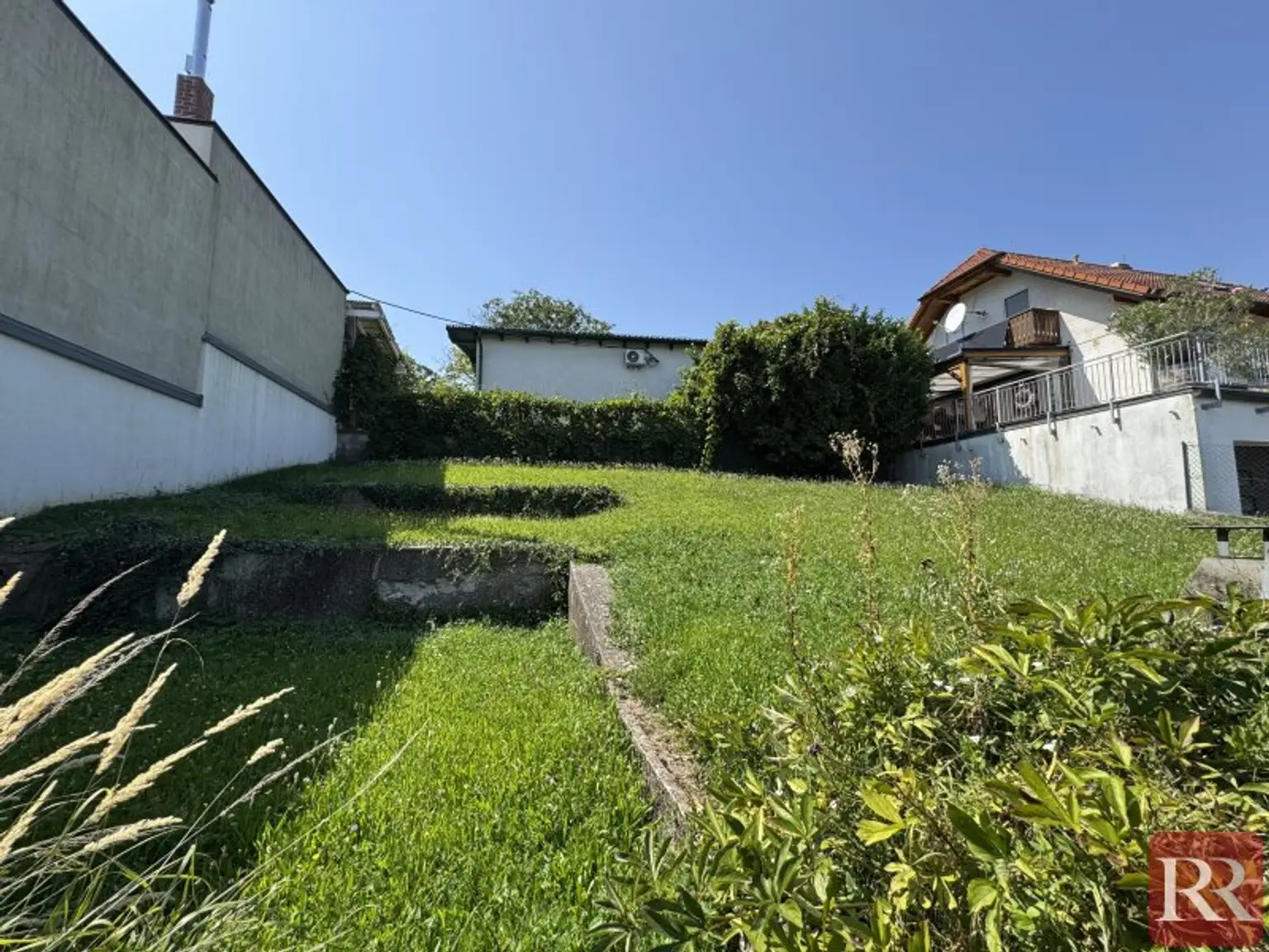 Wohnen & Gestalten: Zwei Häuser mit Innenhof und Garten