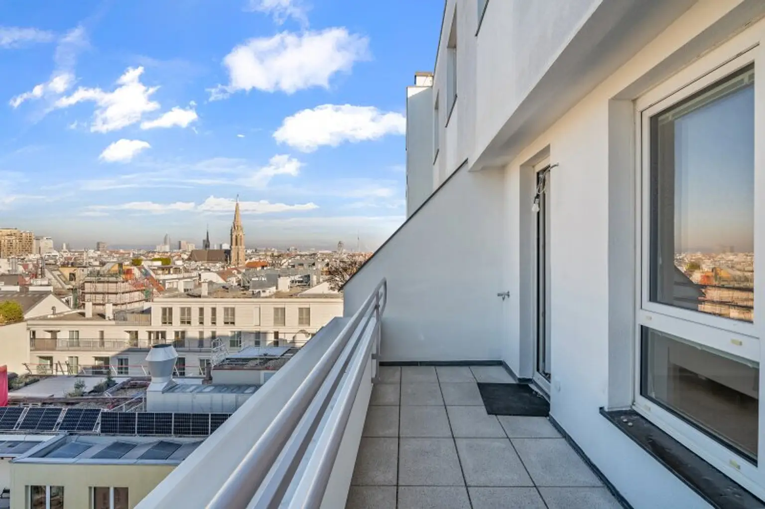 Generalsanierte Eigentumswohnung auf drei Ebenen mit zwei Terrassen - Gegenüber Sofiensäle