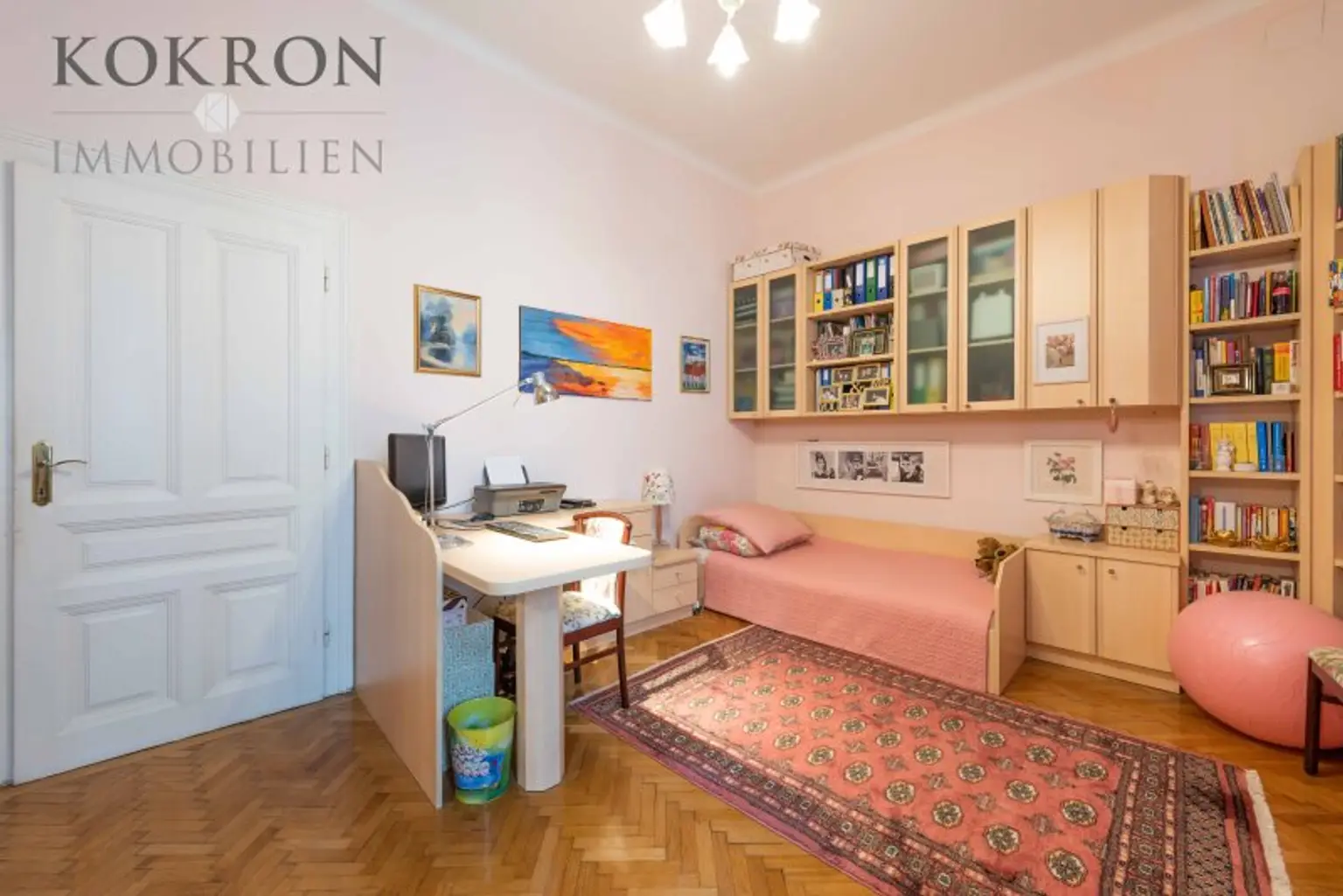 Kinder- oder Schlafzimmer mit kleinem Klopfbalkon