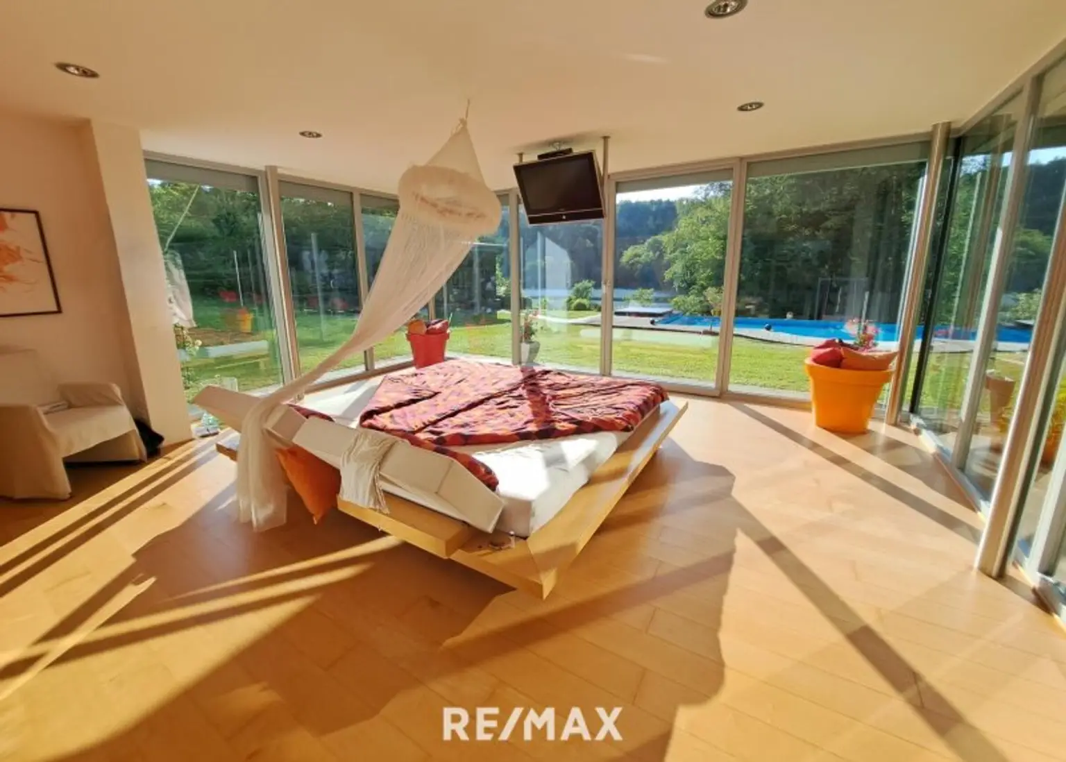 Schlafzimmer Untergeschoß - Blick zum See