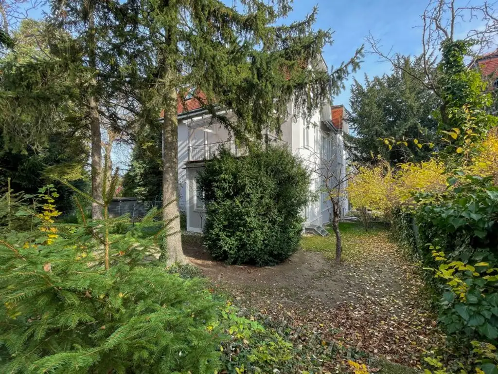 NÄHE LAINZER TIERGARTEN: Charmante 3-Zimmer-Gartenwohnung mit 218m² privater Grünfläche