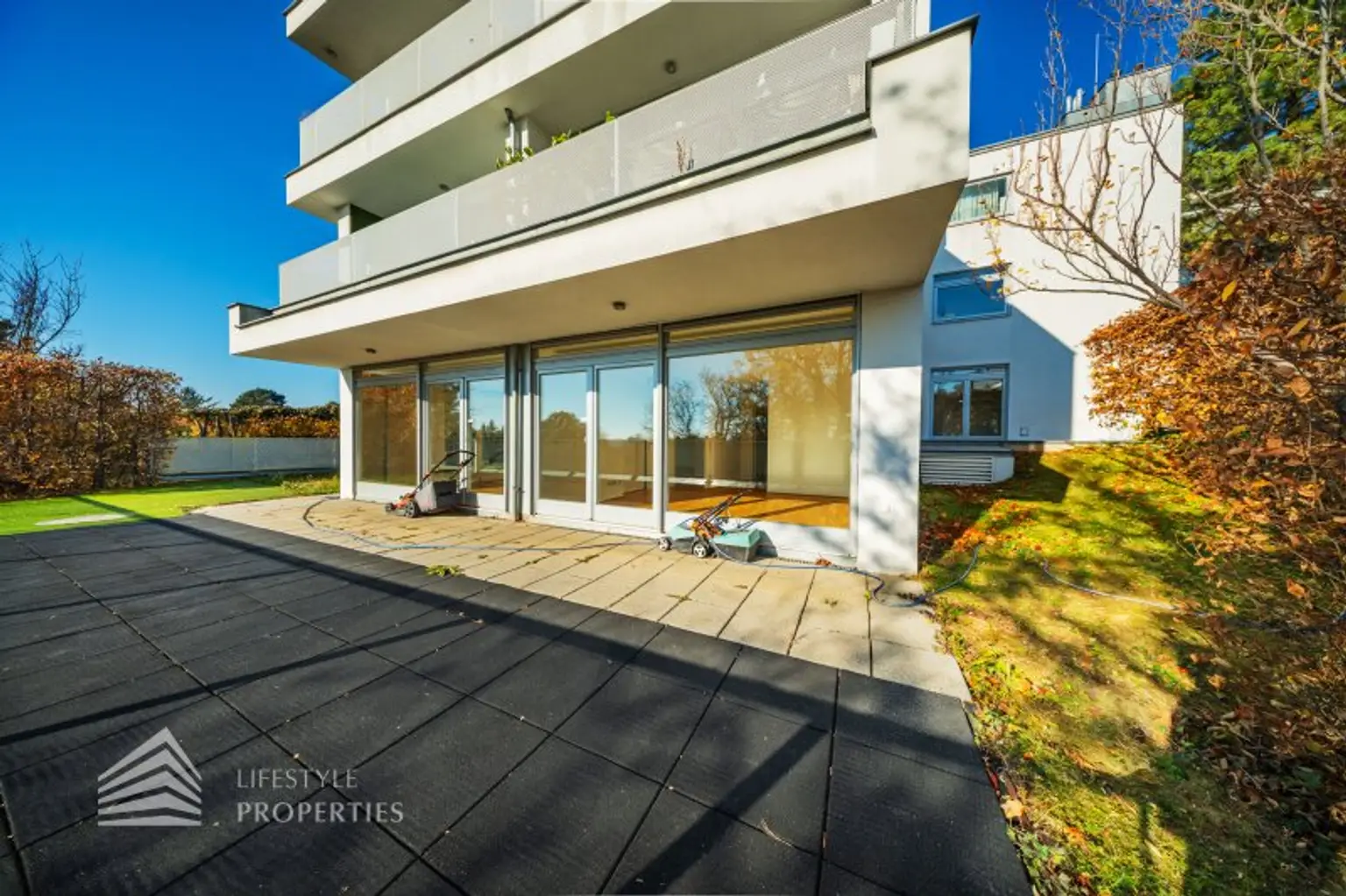 Wunderschöne 4 - Zimmer Wohnung mit Terrasse und Garten