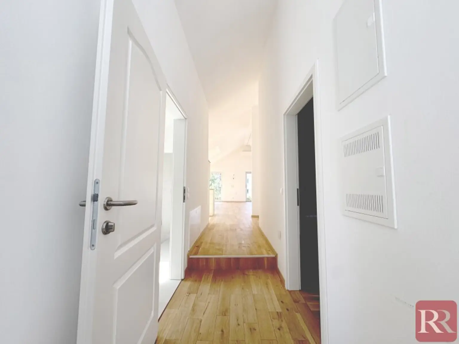 Moderne Dachgeschosswohnung mit hochwertiger Ausstattung und zentraler Lage
