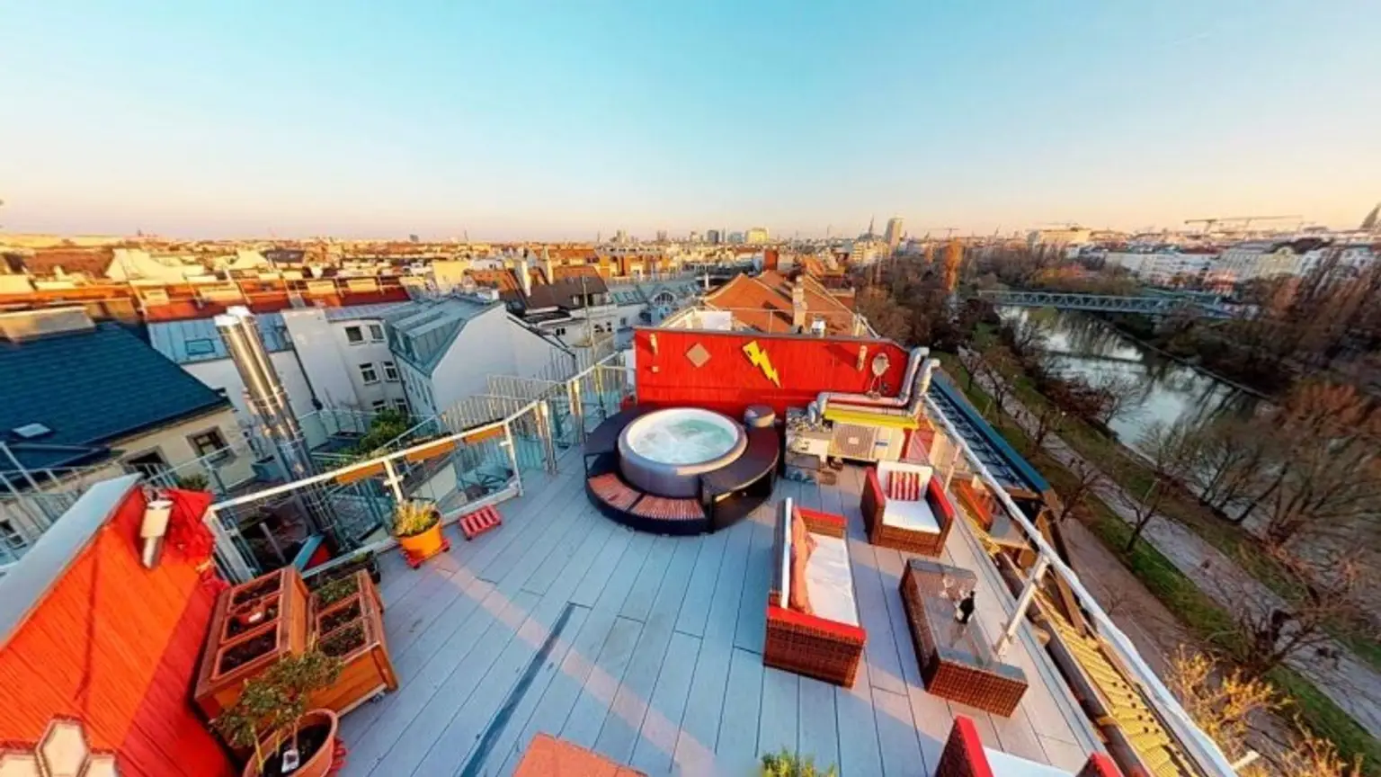 Auserlesene, klimatisierte Stadtwohnung mit Balkon und Dachterrasse mit fantastischem 360° Panorama-Blick über Wien