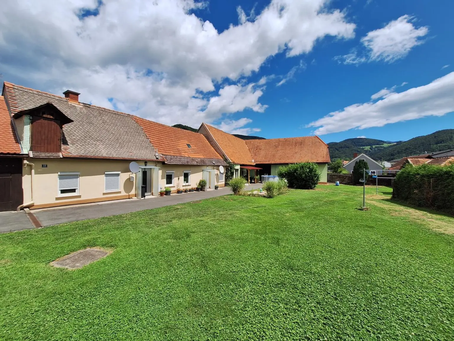 Altehrwürdiges Zinshaus mit Nebengebäuden - Deutschfeistritz