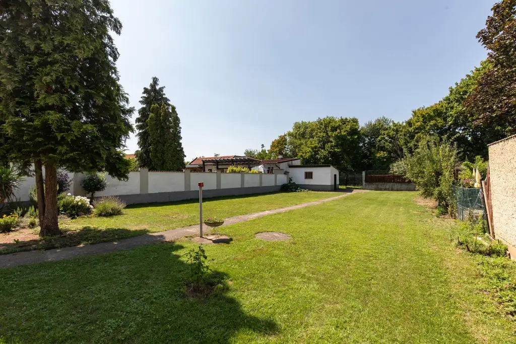 Solides Einfamilienhaus in Halbturn- Wohnen am Schlosspark