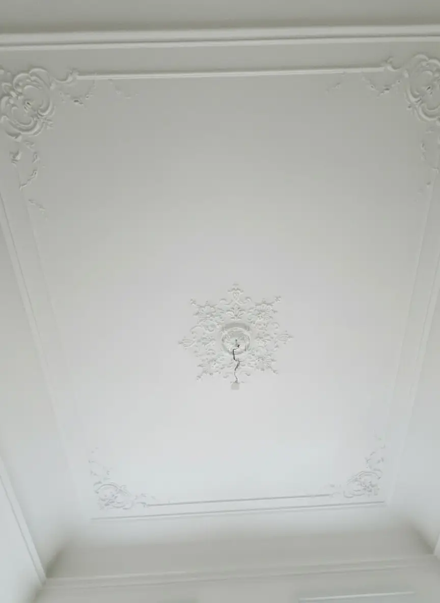 ERSTBEZUG NACH GENERALSANIERUNG: Einzigartige helle Altbauwohnung mit Stuckdecken in ruhiger Lage und einem kleinen Balkon