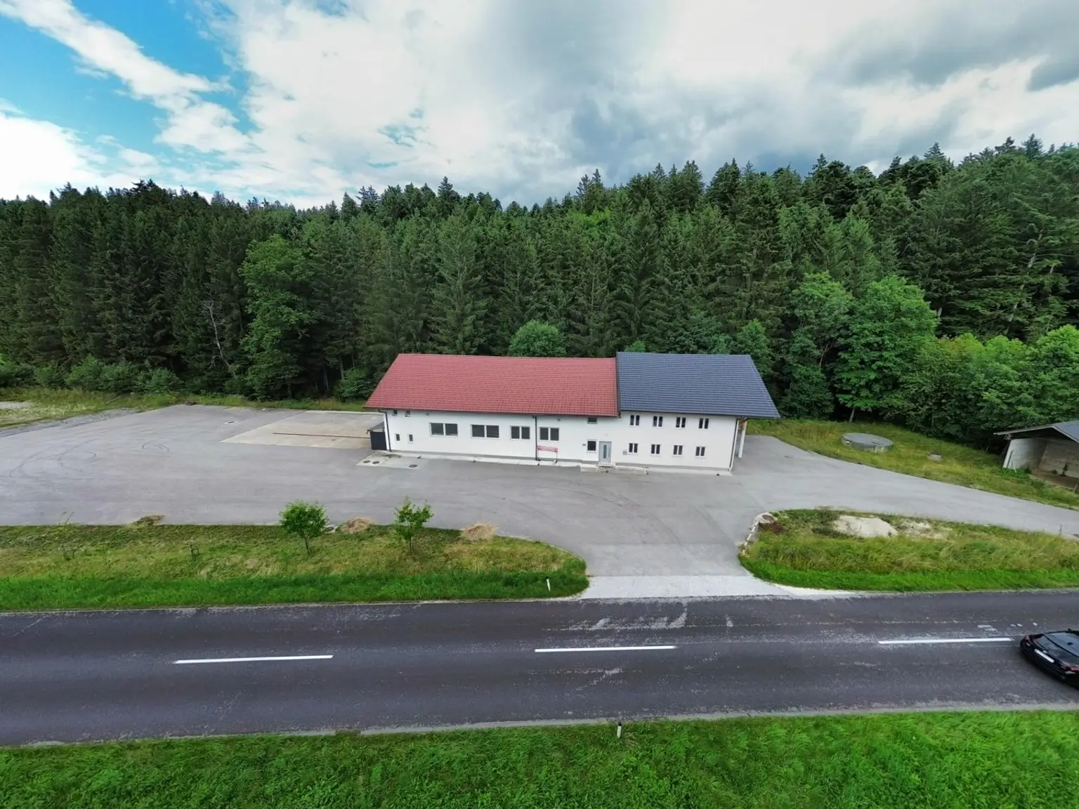 Großzügige Gewerbeliegenschaft mit XXL-Grundstück, Halle, Büro und XL-Einliegerwohnung in zentraler Lage in Fornach