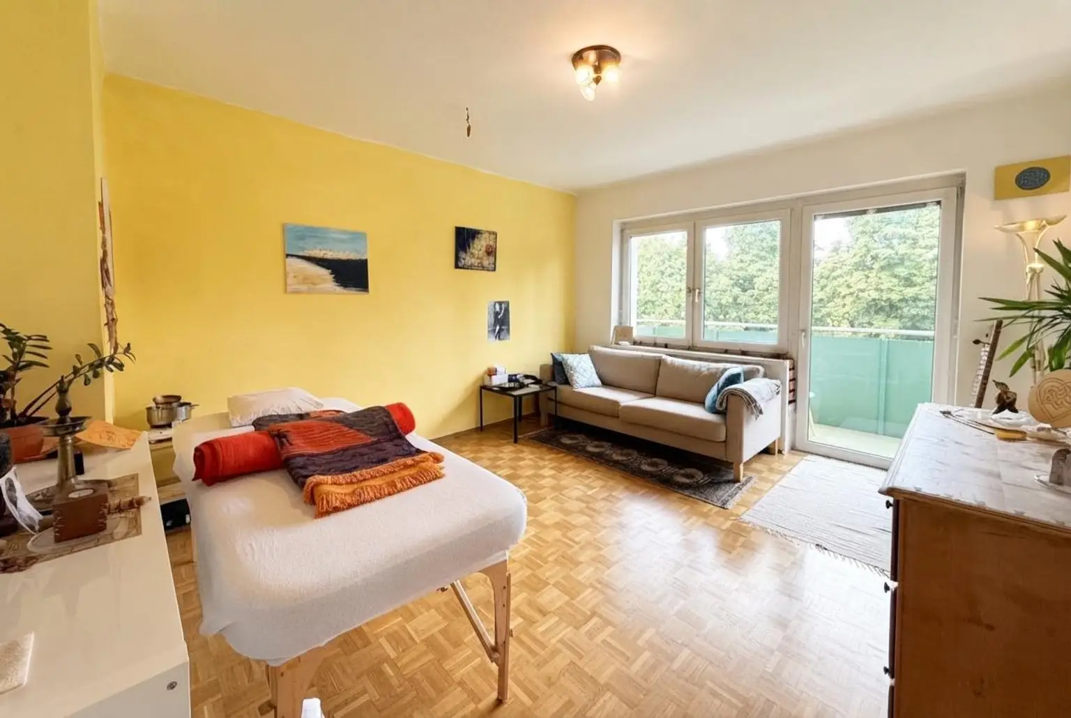 Wohnraum mit Balkon