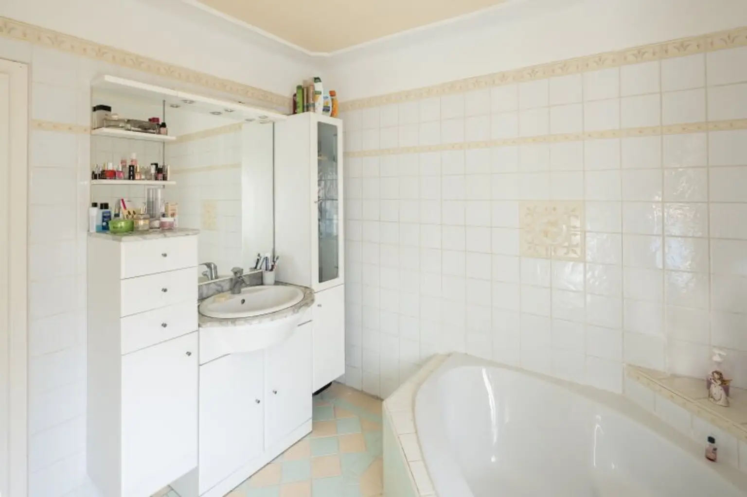 Badezimmer mit Badewanne