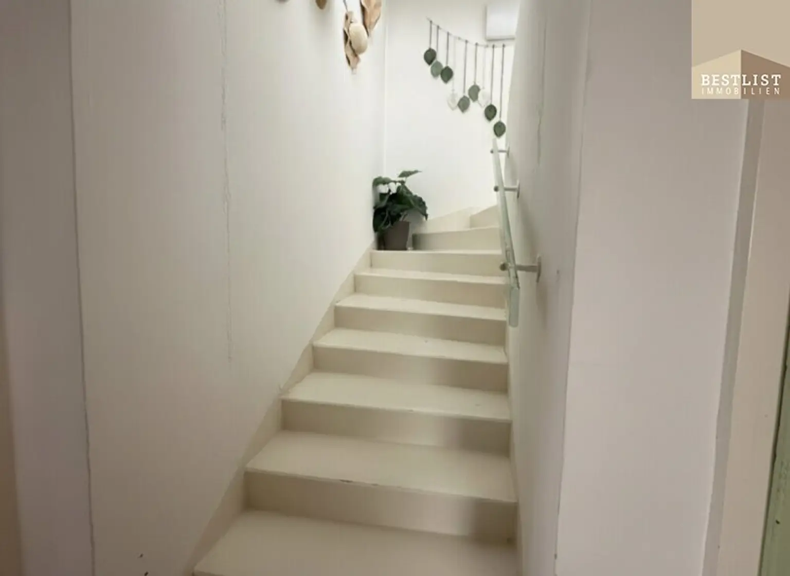 Einfamilienhaus mit Zubau - Tiefgarage und Garten