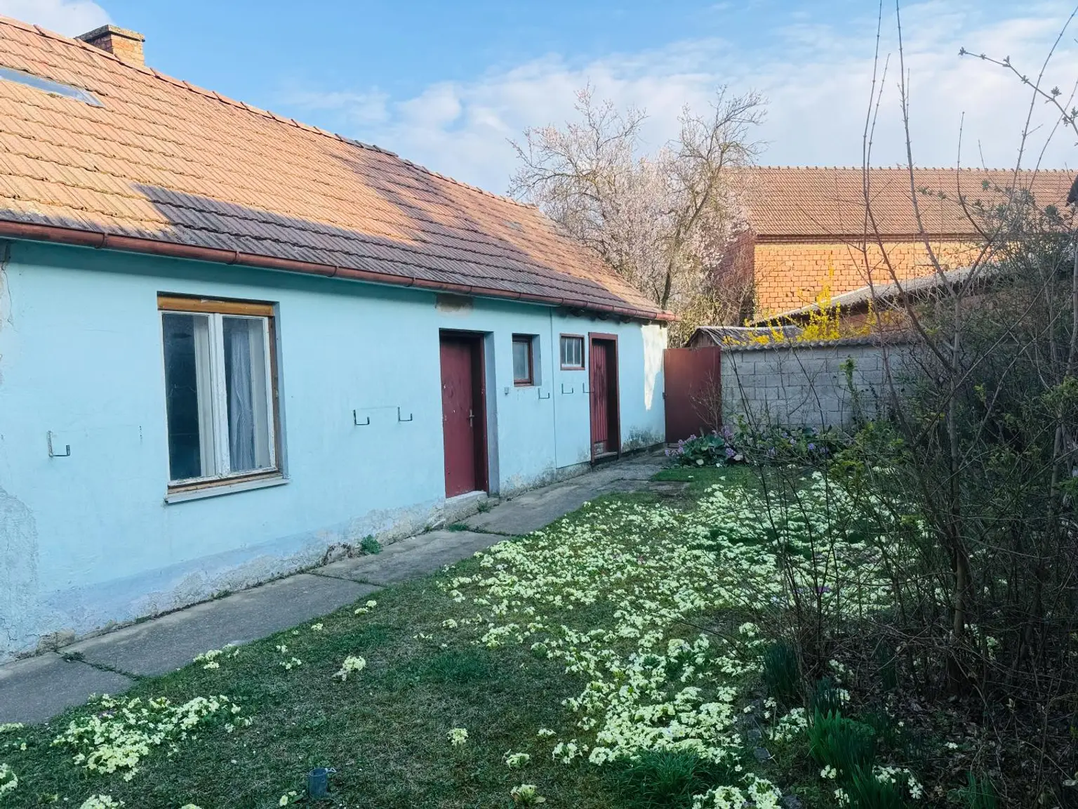 Nebengebäude sanierungsbedürftig