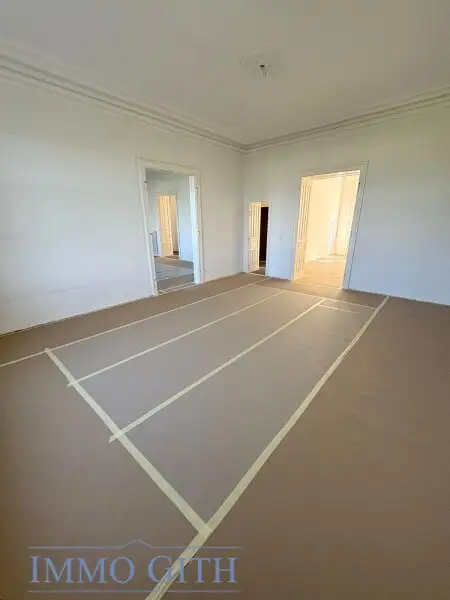 EXKLUSIVE ALTBAUWOHNUNG MIT 2 BALKONEN UND TRAUMBLICK ÜBER WIEN – 258 m² IN BESTLAGE DES 4. BEZIRKS UNBEFRISTET ZU MIETEN!