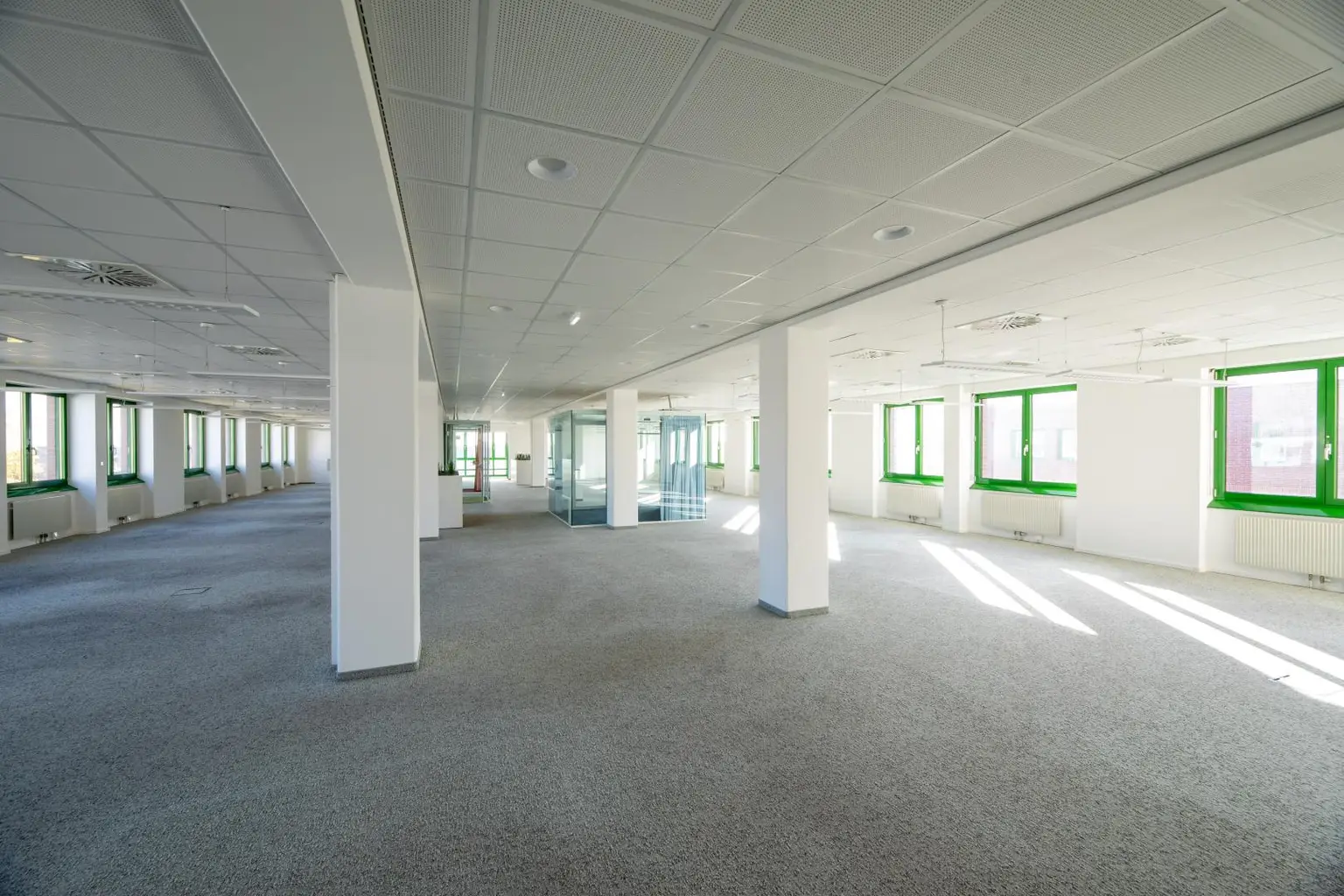 Große Bürofläche mit flexibler Raumaufteilung - PKW-Stellplätze möglich