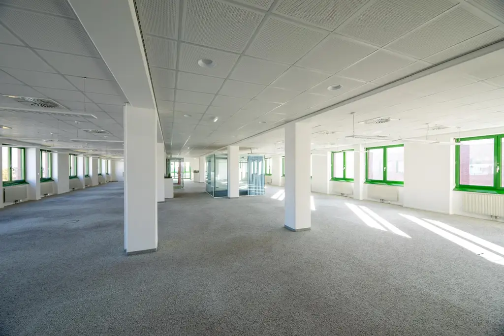 Große Bürofläche mit flexibler Raumaufteilung - PKW-Stellplätze möglich