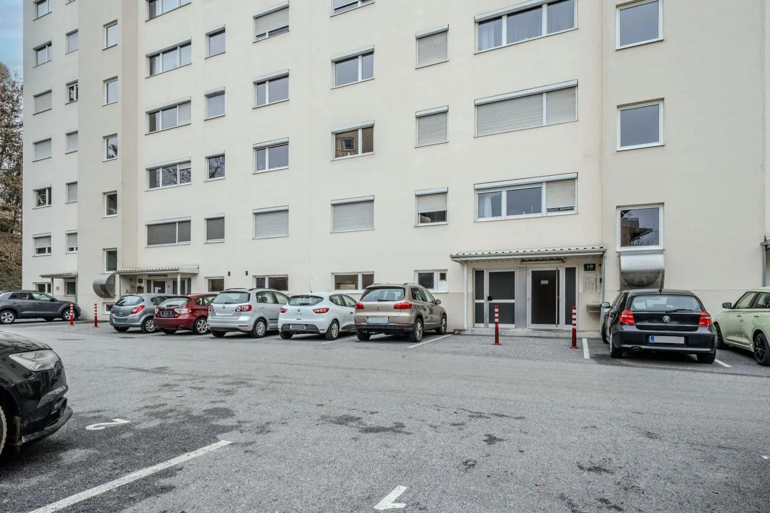 Hauseingang und Parkplatz