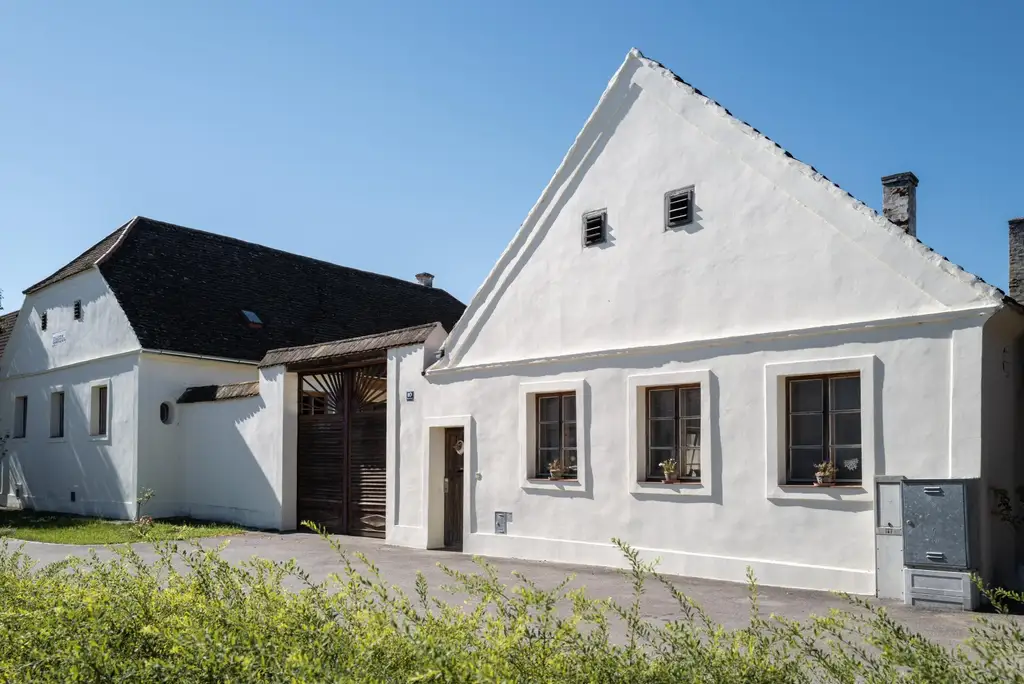 “Zauberhafter Dreikanthof mit großem Gartenparadies bei Tulln“