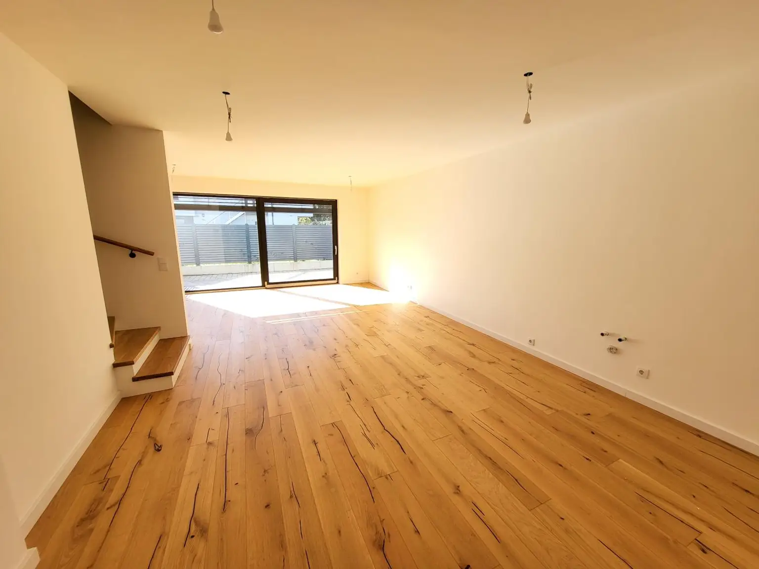 Wohn-Esszimmer mit offener Küche